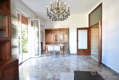 Ampio appartamento con 3 camere, 2 bagni e garage