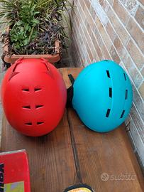 tutto 20 €: 2 caschi +1 paio scarponi  23.5 sci 