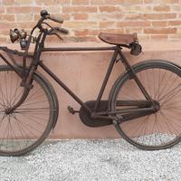 Bicicletta d'epoca con lume a carburo di calcio