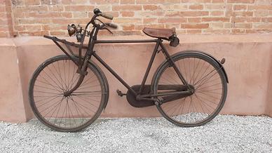 Bicicletta d'epoca con lume a carburo di calcio