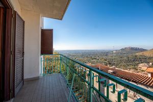 Porzione di villa trifamiliare con corte esterna