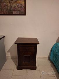 Comodino in legno