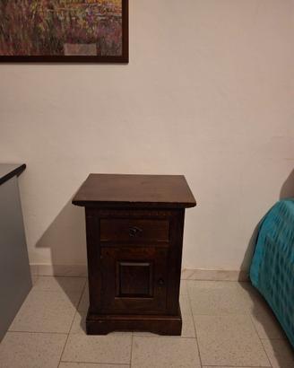 Comodino in legno