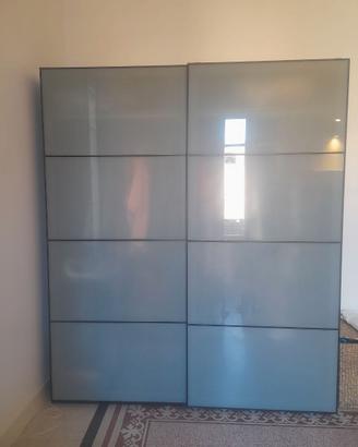 Armadio pax ikea nero con ante scorrevoli in vetro