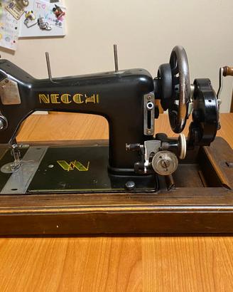 Macchina da cucire Necchi anni ’40 per