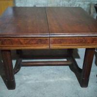 Tavolo e sedie in legno massiccio