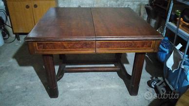 Tavolo e sedie in legno massiccio