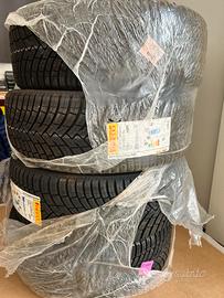 4 pneumatici Pirelli 235/45 R20 Nuovi