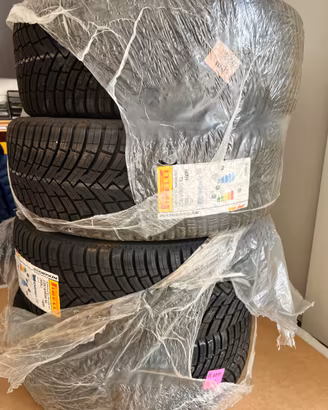 4 pneumatici Pirelli 235/45 R20 Nuovi