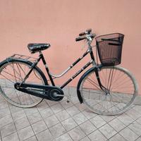 Bicicletta da 26 nera vintage con cesto meccanica