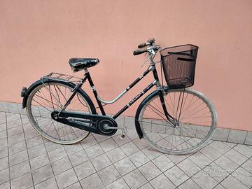 Bicicletta da 26 nera vintage con cesto meccanica