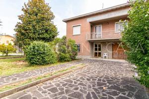 Villa di 188 m² con più di 5 locali e box auto a C