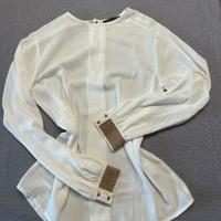 Blusa color burro e dettagli oro