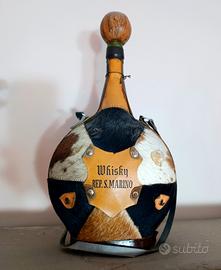 Particolare bottiglione di whisky Rep. S. Marino