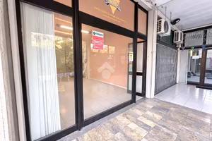 NEGOZIO A VEZZANO LIGURE
