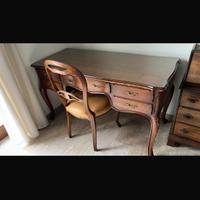 Scrittoio in legno stile classico con cassetti