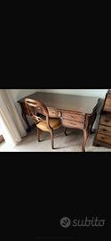 Scrittoio in legno stile classico con cassetti