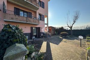 VILLA A SCHIERA D'ANGOLO A REGGIO NELL'EMILIA