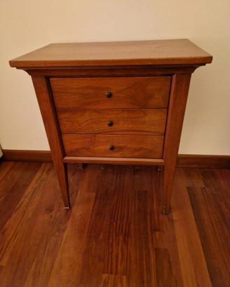 Piccola cassettiera in legno massiccio