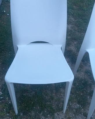 quattro sedie in plastica Bianche