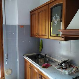 Cucina con tavolo e 4 sedie