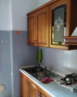 Cucina con tavolo e 4 sedie