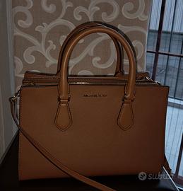 Michael Kors, logo metallico color oro