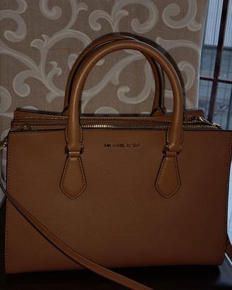 Michael Kors, logo metallico color oro