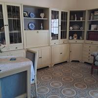 Sala da pranzo laccata bianco con tavolo e sedie