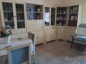 Sala da pranzo laccata bianco con tavolo e sedie