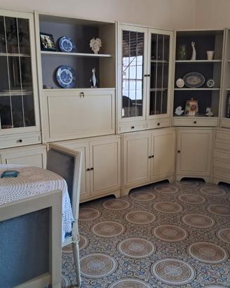 Sala da pranzo laccata bianco con tavolo e sedie