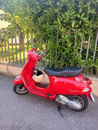 Vespa Piaggio 125 rossa