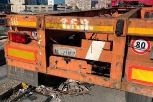 Semirimorchio porta container corto a filo 20'