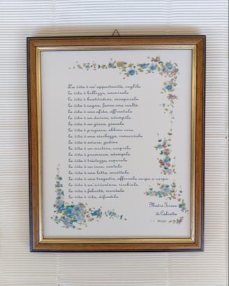 Quadro con ceramica con frasi di Madre Teresa.