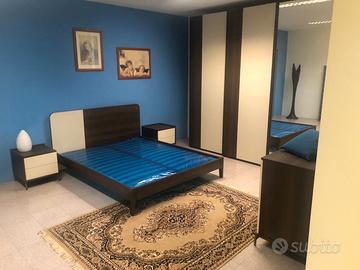 camera matrimoniale letto armadio comò comodino