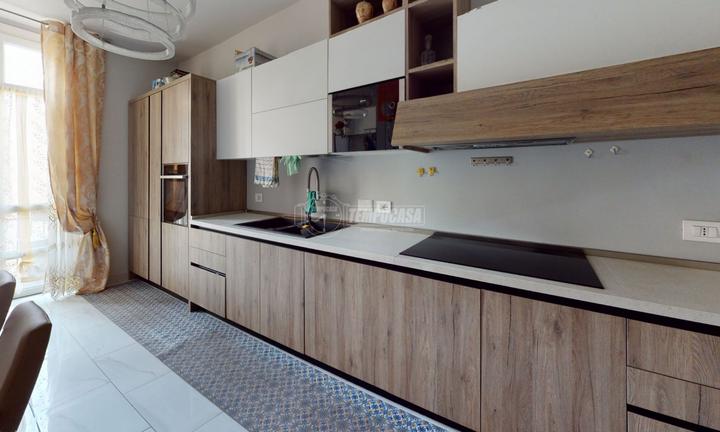 QUARILOCALE COMPLETAMENTE RISTRUTTURATO CON ASCENS