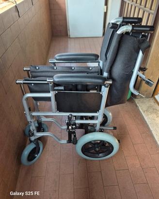 Sedia a rotelle pieghevole