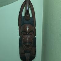 Maschere e giraffa in legno africane