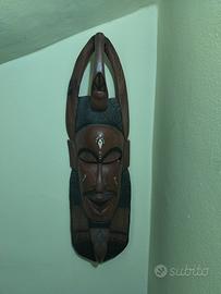 Maschere e giraffa in legno africane