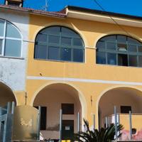 BARONISSI abitazione su 2 livelli e ampio giardino