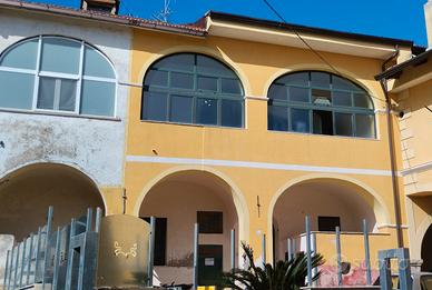 BARONISSI abitazione su 2 livelli e ampio giardino