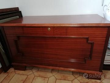 cassapanca in legno. 