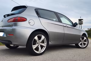 Alfa Romeo 147 JTD 150cv Q2 (BELLA)