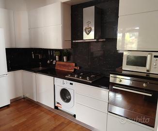 cucina con forno e lavastoviglie 