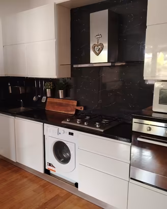 cucina con forno e lavastoviglie 