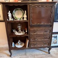 Elegante Credenza di legno intarsiato con ripiani