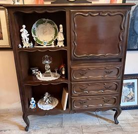 Elegante Credenza di legno intarsiato con ripiani