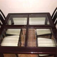 Vetrina, tavolo, sedie e divano stile inglese