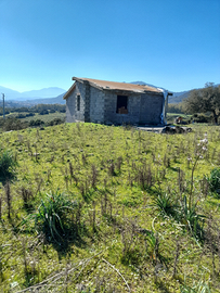 Terreno con ricovero attrezzi e mezzi