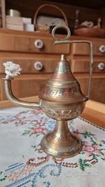 Lampada ad olio vintage  in ottone inciso 